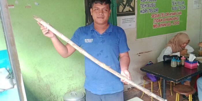 Pencurian Lampu di 26 Ilir Terekam CCTV