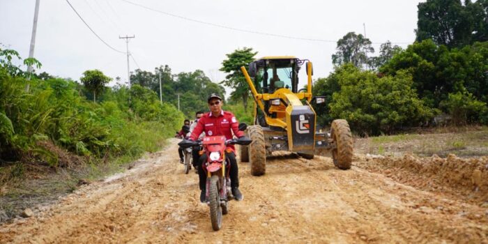 Gunakan Sepeda Motor, Bupati Kapuas Hulu Tinjau Progres Pembangunan Jalan Perbatasan RI-Malaysia