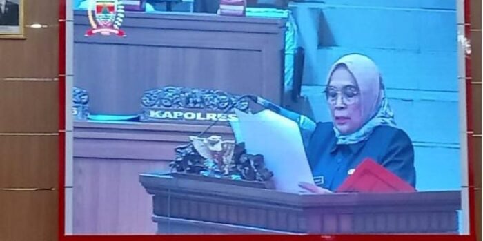 Mendengarkan Jawaban Eksekutif atas Pandangan Fraksi Dewan