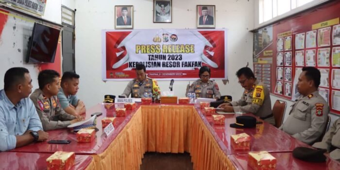 Polres Fakfak Torehkan Pencapaian: Penurunan Kasus Kriminal Tahun 2023 dan Inovasi Kreatif Pelayanan Masyarakat