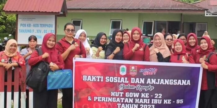 Persit KCK Cabang L Kodim 1206/Psb Beserta GOW Kapuas Hulu Gelar Baksos Peringatan Hari Ibu Ke-95 di Posbindu Kodim 1206/Psb
