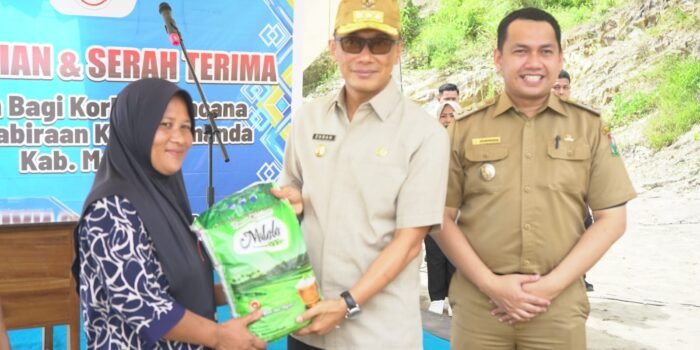 Pj Gubernur Sulbar, Prof Zudan Serahkan Bantuan Huntap Bagi Korban Gempa di Desa Kabiraan