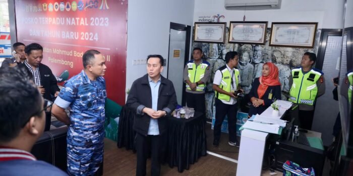 Pj Gubernur Sumsel Agus Fatoni Tinjau Posko Keamanan Natal dan Tahun Baru di Bandara Palembang
