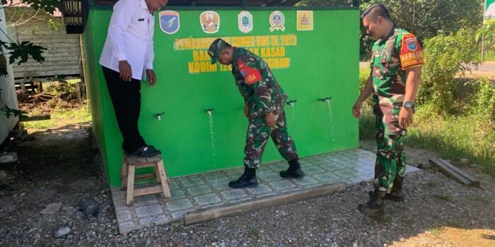 Koramil 1206-06 Putussibau Bangun Sumur Bor di Desa Danau Tuak Sibau Hilir Kapuas Hulu