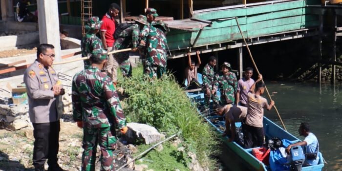 Aparat Gabungan TNI-POLRI Gelar Kegiatan Jumat Bersih di Fakfak