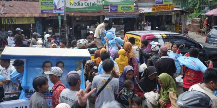 TKD Prabowo Gibran Sumsel Gerakan  Makan Siang dan Pembagian Susu Gratis di Palembang