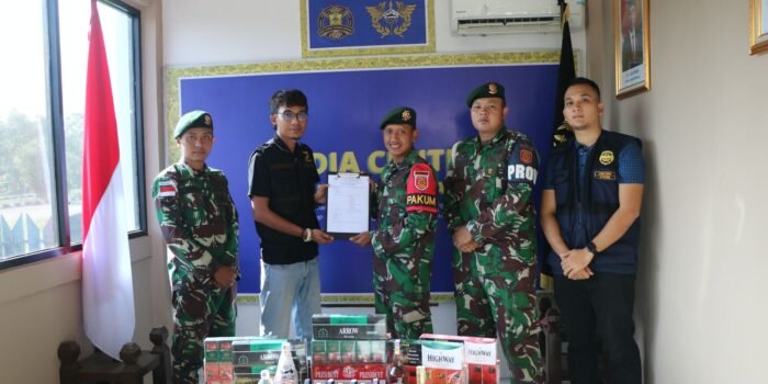 TNI Serahkan Barang Bukti Rokok dan Miras Ilegal ke Bea Cukai di Perbatasan RI – Malaysia Kapuas Hulu