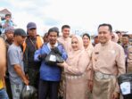 Pj Gubernur dan Istri Bagikan Bantuan Sembako ke Pedagang dan Pengemudi Bentor di Pasar Indralaya