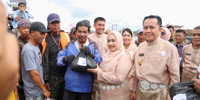 Pj Gubernur dan Istri Bagikan Bantuan Sembako ke Pedagang dan Pengemudi Bentor di Pasar Indralaya