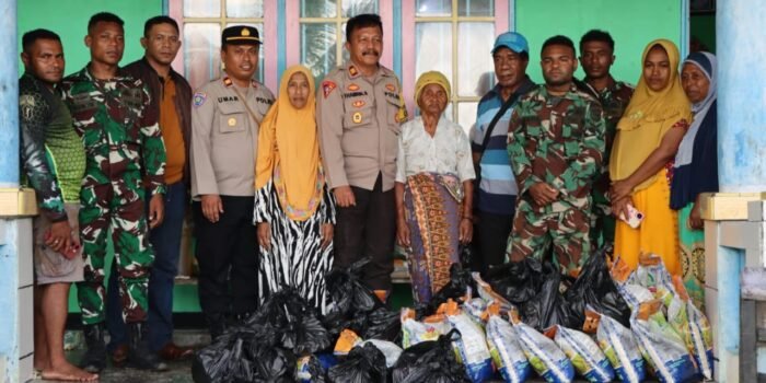 Polres Fakfak dan Kodim 1803/Fakfak Salurkan Bantuan Sembako dan Kesehatan bagi Korban Angin Puting Beliung