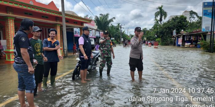 Polsek Jayaloka, BPBD Musi Rawas dan Warga Bekerjasama Atur Lalulintas Akibat Banjir