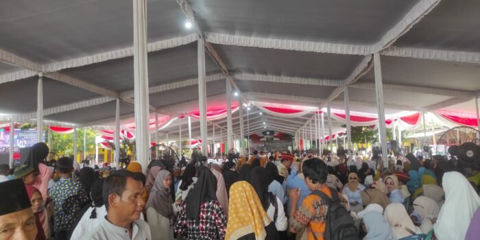 Panas Terik, Ribuan Warga Tetap Antusias Hadiri Silahturahmi Bersama Prabowo