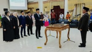 Rusli Bacakan Fakta Integritas Anggota KIP Aceh Tamiang Priode 2023-2028