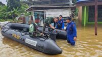 Polisi Evakuasi Korban Banjir Muara Rupit