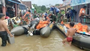 Koramil 406-03/Rupit Distribusikan Logistik Untuk Korban Banjir di Kabupaten Muratara