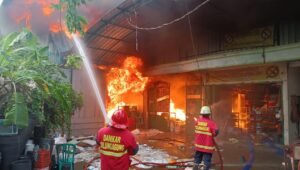 Rugi Miliaran Rupiah: Kebakaran Landa Toko dan Gudang Peralatan Rumah Tangga di Tulungagung