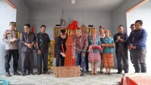 Bupati Kapuas Hulu Resmikan Kantor Desa Urang Unsa