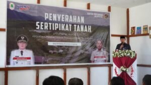 Wakil Bupati Kapuas Hulu Serahkan Sertipikat PTSL di Tiga Desa, Ingatkan Warga untuk Jaga dan Manfaatkan dengan Baik