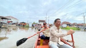 Tanggap Bencana Banjir, Pj Bupati Apriyadi Upayakan Setiap Hari Tinjau dan Salurkan Bantuan