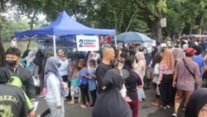 Puluhan Dagangan PKL Diborong TKD Sumsel, Pengunjung Kambang Iwak Makan Gratis