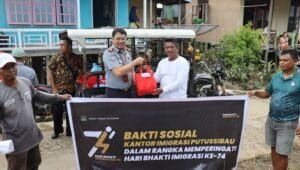 Bhakti Imigrasi Ke-74: Kantor Imigrasi Putussibau Gelar Kegiatan Sosial dan Donor Darah