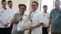 PJ Walikota Palembang H. Ratu Dewa Bagikan Sembako di Kecamatan Sako