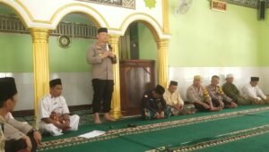 Kapolres Prabumulih Sholat Jumat di Masjid Baitur Rahman Sekaligus Jumat Curhat
