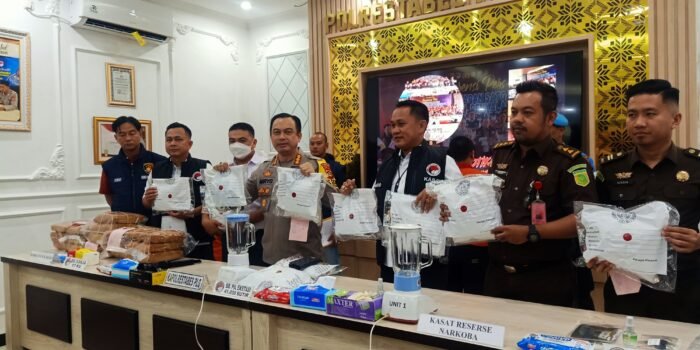 Pasutri Kompak Bawa Ribuan Butir Pil Ekstasi ke Palembang