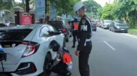 Dishub Kota Palembang ‘Gemboskan’ Puluhan Mobil Parkir Liar di RSMH Palembang