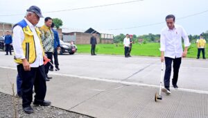 Hari Kedua di Jateng, Presiden Jokowi Tinjau Ruas Jalan Surakarta-Gemolong-Purwodadi