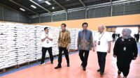 Presiden Jokowi Bagikan Bantuan Pangan CBP di Gudang Bulog Purwomartani Sleman