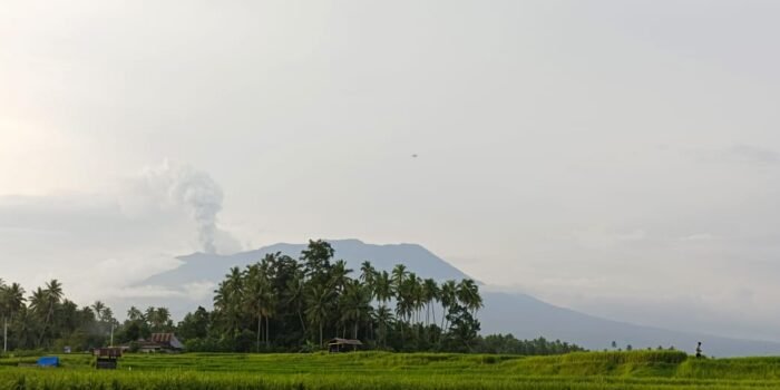 Gunung Marapi Naik Status Siaga, Bupati Eka Putra Imbau Warga Waspada