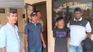Ketahuan “Ngumpet” di Atap Rumah, Pelaku Cabul Akhirnya Digiring Warga ke Kantor Polisi