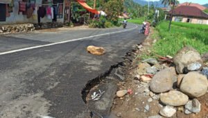 Proyek Pengaspalan Jalan Di Nagari Tanjung Banyak Yang Rusak
