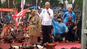 Meski Hujan Deras Ganjar Pranowo Berikan Semangat Kepada Pendukungnya di Malang