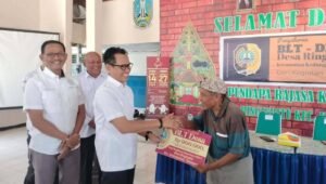 Pj Bupati Tulungagung Bagikan BLT Desa untuk 62 Warga Ringinpitu Termasuk ODGJ