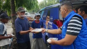 Adi Toegarisman Teruskan Kebaikan Keluarga, Bagikan Ratusan Nasi Kotak pada Jumat Berkah di Tulungagung