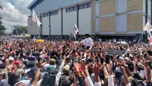 Kampanye Akbar di Tulungagung, Anies Sapa Belasan Ribu Pendukung dari Sunroof Mobilnya