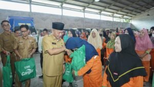 Senyum Sumringah 671 Pasukan Oranye Dapatkan Paket Sembako