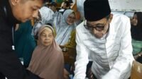 Wakil Bupati Batang Hari dan Istri Berjuang Melawan Hujan untuk Menyalurkan Suara di TPS