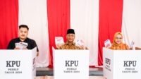Pj Bupati Muba Apriyadi Coblos di TPS 003 Soak Baru, Turut Antri Bersama Warga