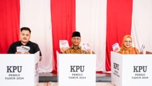 Pj Bupati Muba Apriyadi Coblos di TPS 003 Soak Baru, Turut Antri Bersama Warga