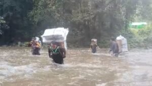 Pengabdian Personil Polres Kapuas Hulu Kawal Surat Suara Pemilu di Perhuluan Sungai Kapuas, Perjalanan 5 Hari