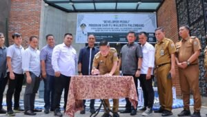 Serah Terima Bantuan 100 Lampu Jalan, Ratu Dewa Singgung Bantuan Rumah Tak Layak Huni