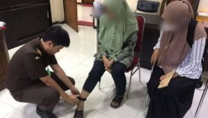Kejari Tulungagung Pasang Alat Pengawas Elektronik pada Tersangka Kasus Keterangan Palsu