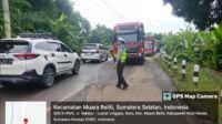 Truck Fuso Patah As Di Jembatan Desa Suro