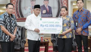 Ahli Waris Perangkat Desa/Angota Sekretariat PPS Muara Medak Terima Santunan BPJS Ketenagakerjaan