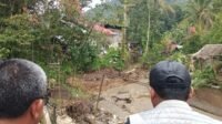 Bupati Tanah Datar Perintahkan Jajaran Untuk Perbaiki Rumah Yang Rusak Akibat Luapan Air Di Jorong Aua