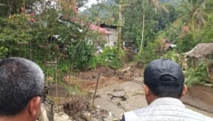 Bupati Tanah Datar Perintahkan Jajaran Untuk Perbaiki Rumah Yang Rusak Akibat Luapan Air Di Jorong Aua