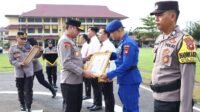 Kapolda Kalbar Berikan Reward Untuk Tiga Anggota Polres Kapuas Hulu